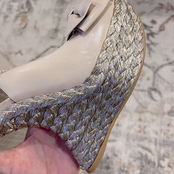 Stuart Weitzman Softbow metallic wedge size 6.5 - Picture 6 of 10